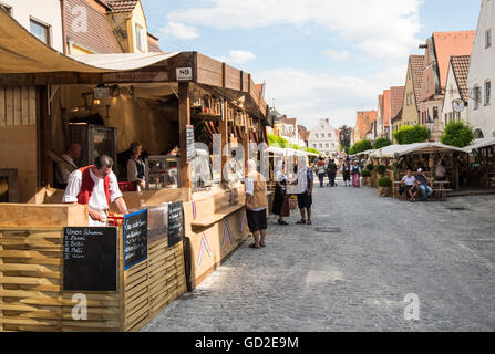 Friedberg, Deutschland - 9. Juli 2016: Männer und Frauen in traditionellen Kostümen gekleidet sind authentische Speisen und Getränke genießen Stockfoto