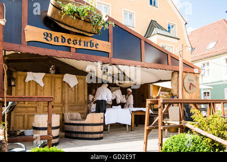 Friedberg, Deutschland - 9. Juli 2016: Männer und Frauen in Tracht gekleidet das Badehaus in der traditionellen bereiten Stockfoto