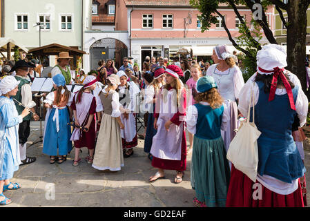 Friedberg, Deutschland - 9. Juli 2016: Menschen vor allem in traditionellen Kostümen des achtzehnten Jahrhunderts gekleidet Childre beobachten Stockfoto