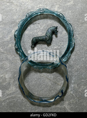 Bildende Kunst, antike, Kelten, Skulptur, zwei Glas Armbänder, Straubing, Bronze Pferd Wadenbein, Sengkofen, Oberbayern, Archäologische Sammlung, München, Artist's Urheberrecht nicht gelöscht werden Stockfoto