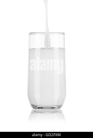 Gießen Sie Milch im Glas, Isolated on White Background Stockfoto