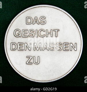 Verzierungen, Hans Otto Medaille, Silber, Rückseite, Aufdruck: 'Das Gesicht den Massen zu', DDR Verdienstauszeichnung für hervorragende Schauspielkunst, gestiftet zum Gedenken an den antifaschistischen Schauspieler und Widerstandskämpfer Hans Otto, Konzept: Unbekannt, Zusatz-Rechte-Clearences-nicht vorhanden Stockfoto
