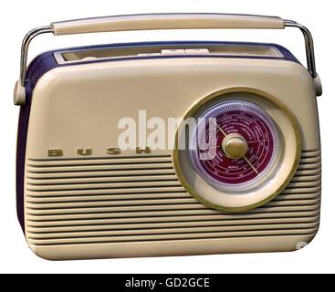 Broadcast, Radio, Radio-Sets, Bush TR82, Britische Transistor-Radio, hier in der Ausgabe mit drei Wellenbereich Mittelwelle, Langwelle, Ultra-Kurzwelle, Großbritannien, 1963, Design-Radio, tragbar, kreisförmige Empfängerzifferblatt, Radio-Band, Frequenzbereich, Empfänger-Zifferblatt, Made in Großbritannien, Produkt, Produkte, Design, Britisch, Rundfunk, Technologie, Technik, Technik, Technik, Technik, Clipping, Ausschneiden, Radio Elektronik, Radio-Radio-Radio-Radio-Radio-recences, Radio-Elektronik, Radio-Zubehör-Unterhaltungselektronik, 60er-Unterhaltungselektronik Stockfoto