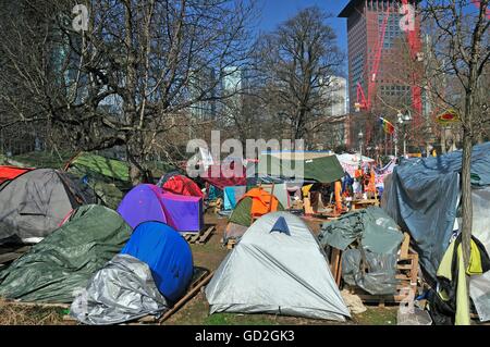 Politik, Demonstrationen, Protestlager der Occupy Frankfurt Bewegung vor dem Symbol der Euro-Währung, Europäische Zentralbank, Willy-Brandt-Platz, Frankfurt am Main, Deutschland, 15.3.2012, Zusatzrechte-Clearences-nicht vorhanden Stockfoto