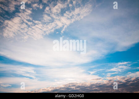 Himmel mit verschiedenen Arten von Wolken bei Sonnenaufgang. Hintergrund. Stockfoto