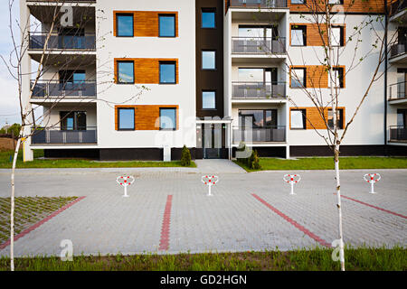 Neuer Block des Wohnblocks stehen in unbewohnten Vorort. Stockfoto