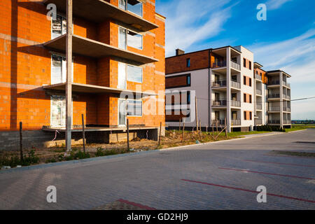 Gebäude im Bau und neuen Block im Hintergrund. Stockfoto