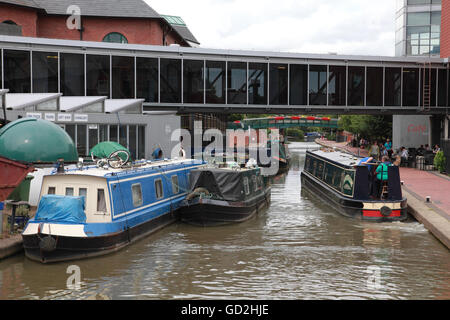 Narrowboats neben der historischen Tooley Werft und Museum Brücke am Oxford-Kanal in Banbury Stockfoto