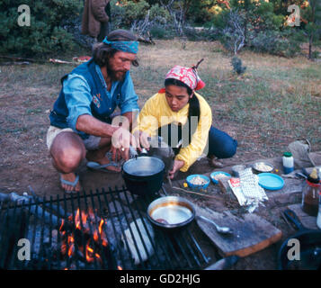 Gary Snyder und Masa Uehara camping in der Sierra Nevada Stockfoto