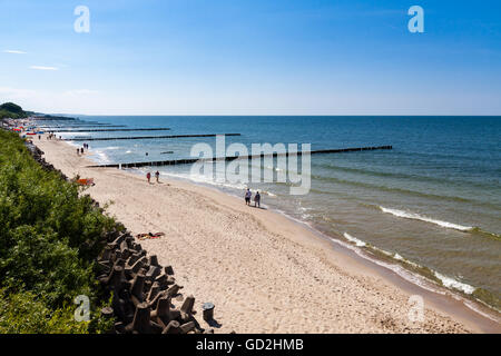 Ustronie Morskie, Polen - 20. Juni 2016: Blick von oben auf Menschen Sonnenbaden und Wandern entlang des Strandes, der Anfang der Stockfoto