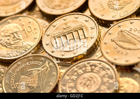 Geld / Finanzen, Münzen, Münzfrische 10 Cent Münzen, Neumünzen, Cent Münzen verschiedener Euro-Länder, Symbolbild: Deutschland in der Euro-Krise, umgeben von Münzen krisengeschüttelter Länder, Deutschland, 2002 bis 2008, Zusatzrechte-Clearenzen-nicht vorhanden Stockfoto