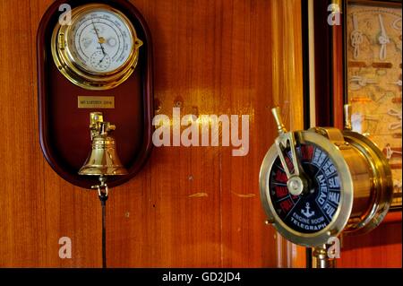 Verkehr und Transport, Navigation, Schiffe, MS Lofoten, Detail: Barometer, Motortelegraph, Bj.: 1964, Additional-Rights-Clearences-not available Stockfoto