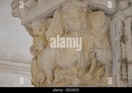 Bildende Kunst, Romanik, Schnitzen eines Tarasque, dem legendären Monster der Provence, verschlingende ein Mann, Kreuzgang der Abtei von Montmajour, 12. Jahrhundert,, Provence, Frankreich, Artist's Urheberrecht nicht gelöscht werden Stockfoto