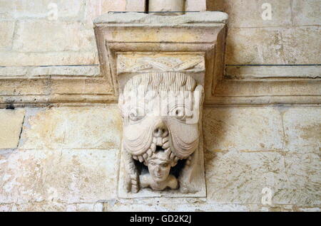 Bildende Kunst, Romanik, Schnitzen eines Tarasque, dem legendären Monster der Provence, verschlingende ein Mann, Kreuzgang der Abtei Montmajour (12 Cent), Provence, Frankreich, Artist's Urheberrecht nicht gelöscht werden Stockfoto