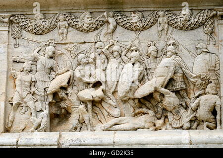 Bildende Kunst, antike, Fries auf der östlichen Seite des Mausoleums von Glanum, zeigt die mythische Krieg zwischen den Hellenen und die Amazonen, Artist's Urheberrecht nicht geklärt zu werden. Stockfoto