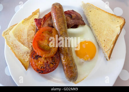 Café essen eine kleinere englisches Frühstück Speck gebraten, Ei Wurst gebraten Tomaten und Weißbrot, Toast und Butter serviert in Yorkshire Stockfoto