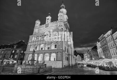 Schwarz / weiß Foto der alten Marktplatz in Poznan in der Nacht, Langzeitbelichtung Effekt, Polen. Stockfoto