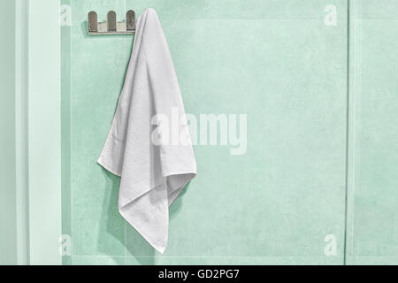 Weißes Handtuch aufhängen an einer Wand im Badezimmer. Stockfoto