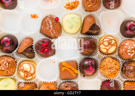 unvollständige Schachtel mit leckeren handgefertigten Pralinen closeup Stockfoto