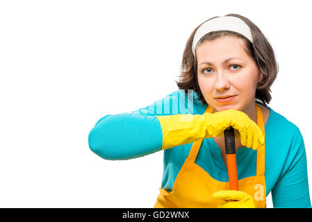 müde Frau mit Mop auf weißen Hintergrund isoliert Stockfoto