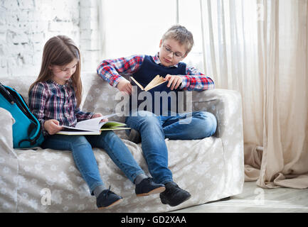 Readind Kinderbuch im Wohnzimmer auf dem Sofa Standortwahl Stockfoto