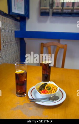 Zwei Gläser Wermut und Tapa Fideua in einer typischen Bar. Spanien. Stockfoto