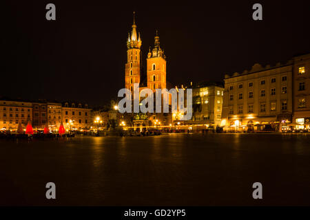 St. Marienkirche in der Nacht Stockfoto
