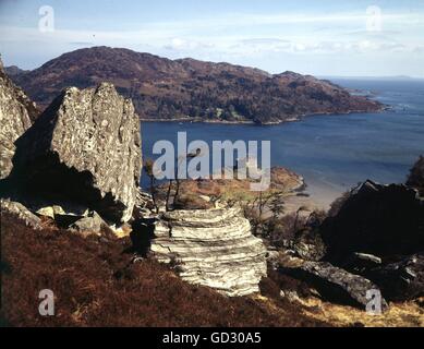 Schottland, Highlands. Castle Tioram auf der kleinen Insel am Loch Moidart. Beachten Sie die Gesteinsschicht. Ca. 1985.    Von 5' gescannt Stockfoto