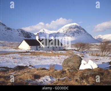 Schottland, Rannoch Moor. Morgenlicht auf der alten schwarzen Hütte, als eine Schutzhütte von Bergsteigern auf den Hügeln von Glencoe verwendet. Ca. 1988 Stockfoto