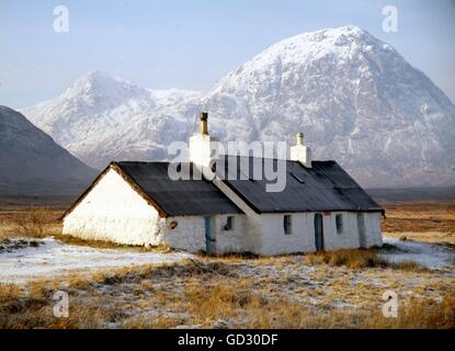 Schottland, Rannoch Moor. Morgenlicht auf der alten schwarzen Hütte, als eine Schutzhütte von Bergsteigern auf den Hügeln von Glencoe verwendet. Ca. 1980 Stockfoto