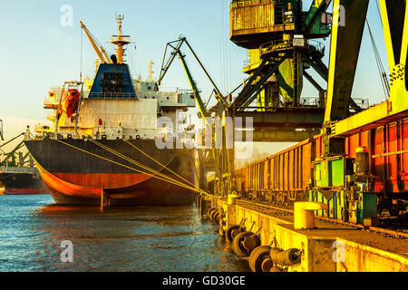 Großes Schiff unter entladen Kohle im Hafen von Danzig, Polen. Stockfoto