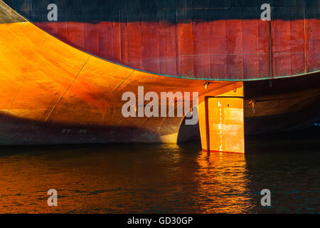 Schiff vertäut am Kai im Hafen - Blick vom Heck. Stockfoto