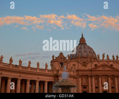 Str. Peters Basilica in der Morgendämmerung Rom Latium Italien Europa Stockfoto
