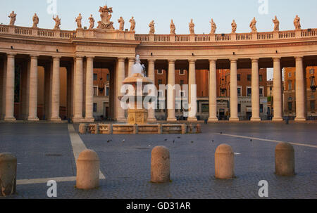 St.-Peter quadratische Brunnen und Säulen Platz im Morgengrauen Rom Latium Italien Europa Stockfoto