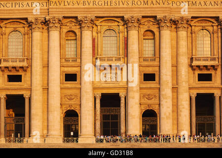 Touristen, die Schlange, um in St. Peter Basilika Rom Latium Italien Europa bekommen Stockfoto