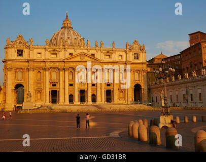 St. Peter Basilika und Platz im Morgengrauen Rom Latium Italien Europa Stockfoto