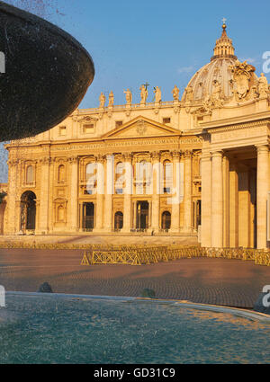 St. Peter Basilika und Platz im Morgengrauen Rom Latium Italien Europa Stockfoto