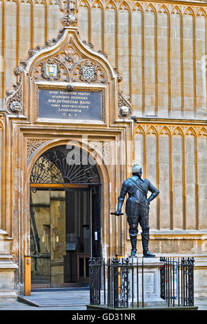 UK-Oxford Divinity School und Statue Earl Of Pembroke Stockfoto