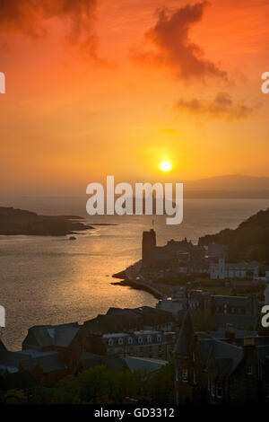 Sonnenuntergang über Oban und die Queen Mary II-Liner, Oban, Argyll, Schottland Stockfoto