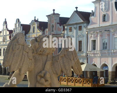 Telc, Mähren, barocke Bürgerhäuser mit Renaissance-Torbogen mit Engel seine Flügel ausbreitet Stockfoto