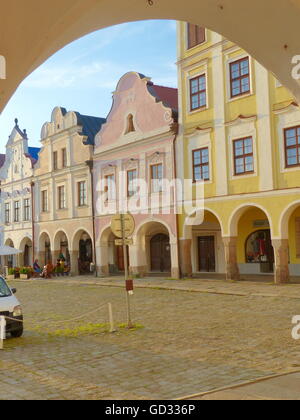 Telc, Mähren, barocke Bürgerhäuser mit Renaissance-Torbogen Stockfoto