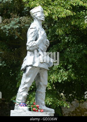 Rote Armee Soldat Statue mit Blumen, befreiten Teile der Tschechoslowakei im Jahre 1945 Stockfoto