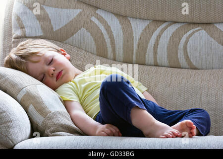 Kleiner Junge schlafend auf dem sofa Stockfoto