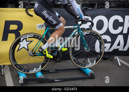 Radfahrer auf der Tacx-Rs vor den roten Haken Criterium London 2016 Radfahren Crit bei Greenwich Halbinsel Fixie Aufwärmen Stockfoto