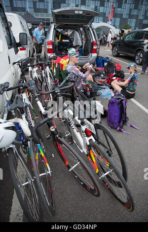 Fahrräder und Mädchen an den rot Haken Criterium London 2016 Radfahren Crit Fixed Gear Bikes Stockfoto