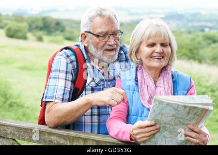 Älteres paar Wandern In Natur Stockfoto