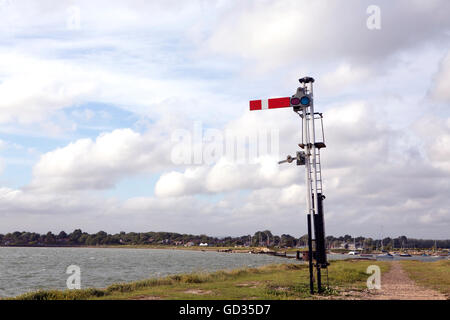 Unteren Quadranten British rail Signal. Erbe der nun redundant Hayling Billy entlang wiederhergestellt. Hinweis der verfallenen Brücke. Stockfoto