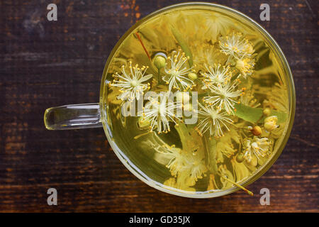 Glasschale Linden Tee mit frischen Blumen Stockfoto