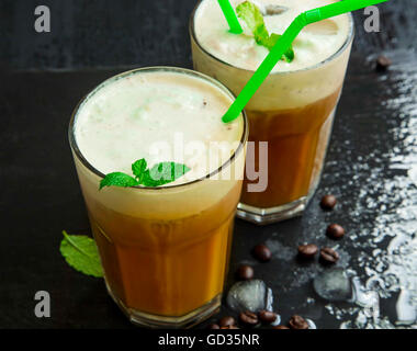 Frappe Eiskaffee mit Minze Stockfoto