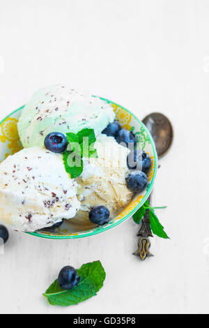 Eis-Becher mit Heidelbeeren und frische Minzblätter Stockfoto